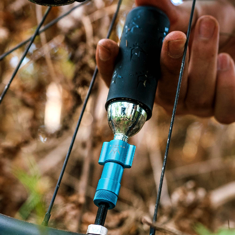 PEATY'S HOLESHOT ROAD/GRAVEL CO2 Percussion Gun + 2 x 16 g Silver CO2 Cartridges, Threaded