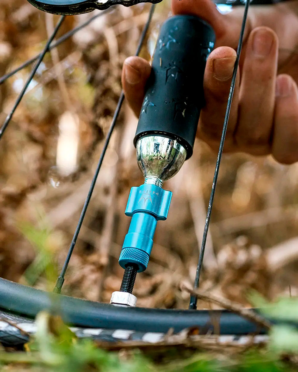 PEATY'S HOLESHOT ROAD/GRAVEL CO2 Percutor + 2 x 16g φυσίγγια CO2 με σπείρωμα Μαύρο