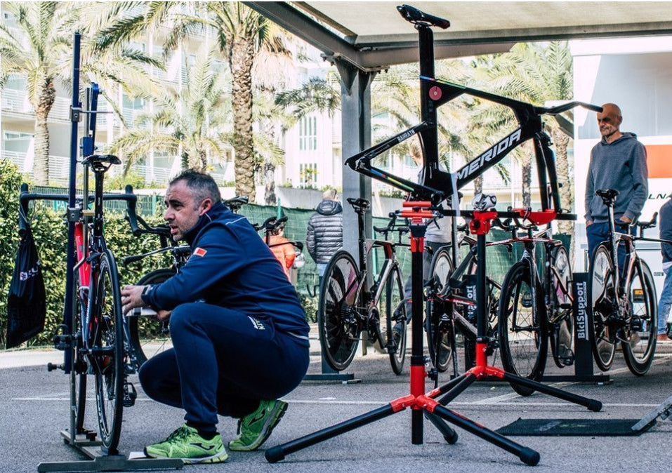 ELITE RACE FC workshop stand