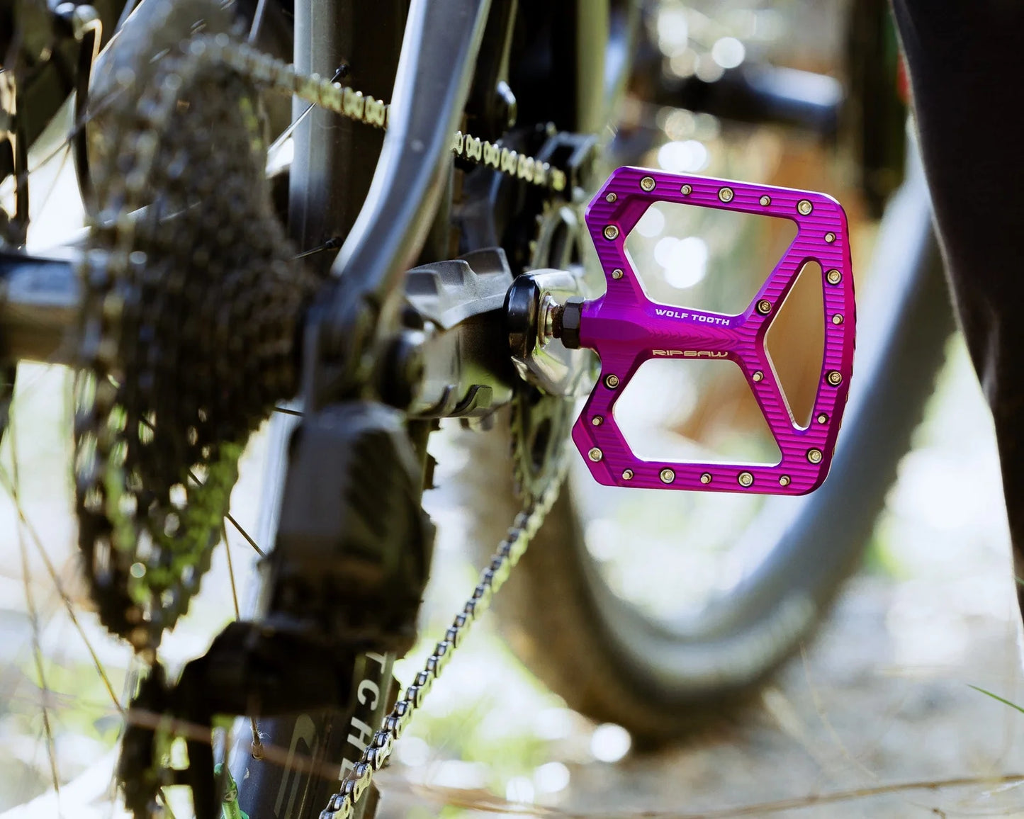 WOLF TOOTH RIPSAW Flat Pedals - Purple