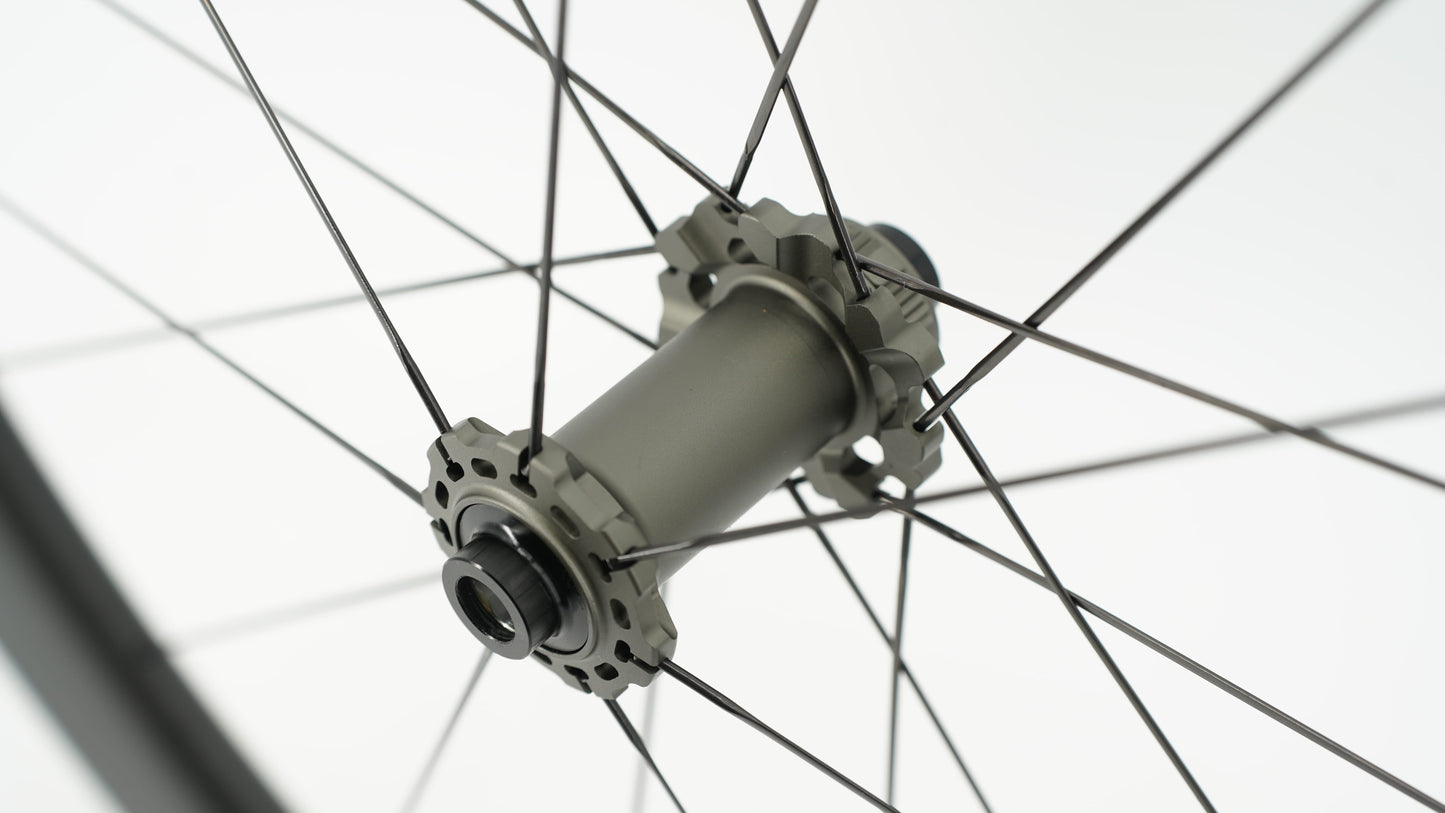 Pair of SCOM AERO 50-62 Tubeless Ready Wheels (Center Lock)