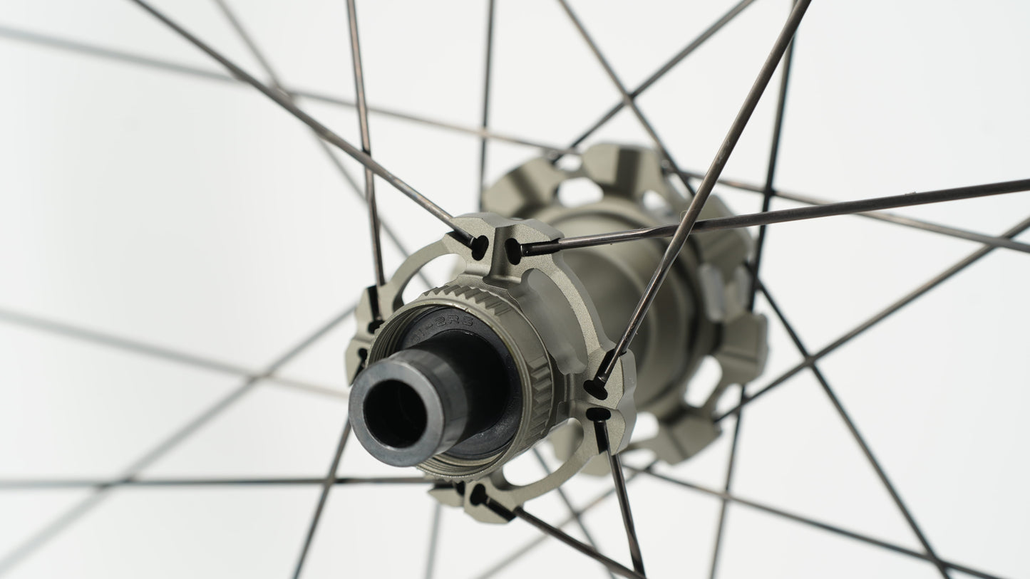 Ζεύγος τροχών SCOM AERO 50 Tubeless Ready (Center Lock)