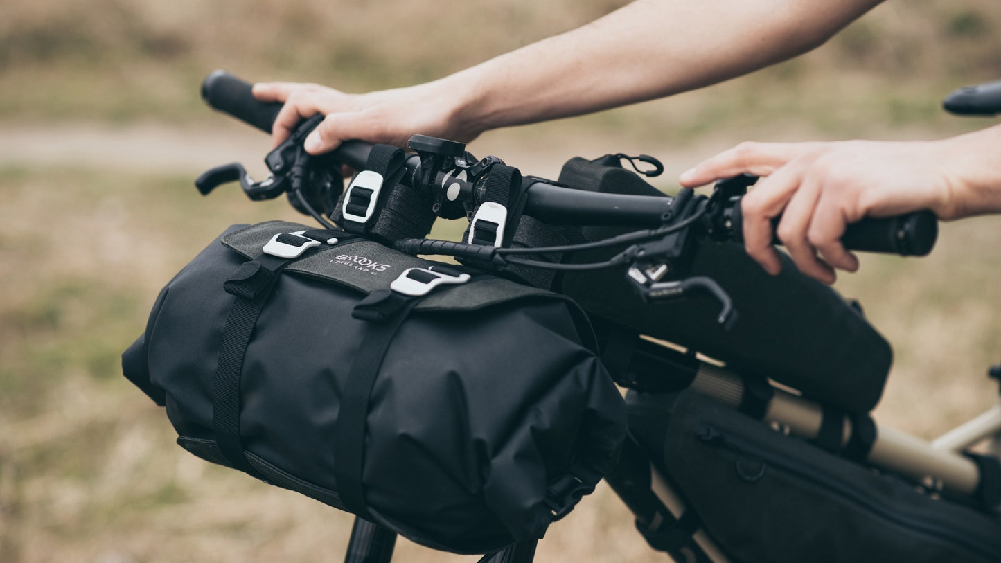 BROOKS SCAPE ROLL τσάντα τιμονιού μαύρο